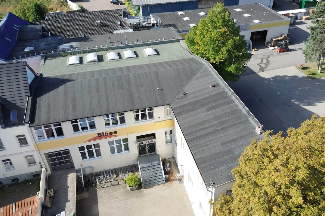Firmengebäude von Blöss in Hannover aus der Luft: Eingang, Innenhof und Betriebsgelände